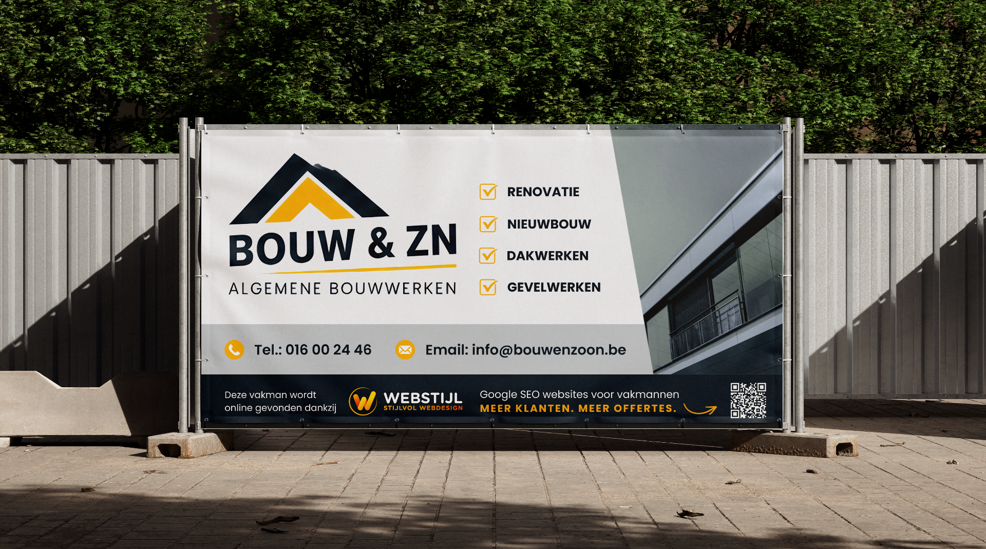 Bouw & Zn werfdoek op een bouwhek in de straat